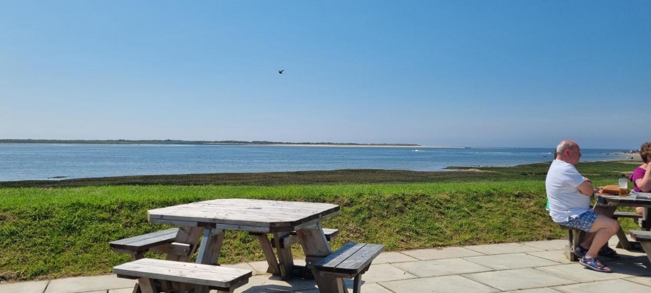 The Lock Castle Gate Carmarthen Bay Parkdean Resort Ferryside Exterior foto